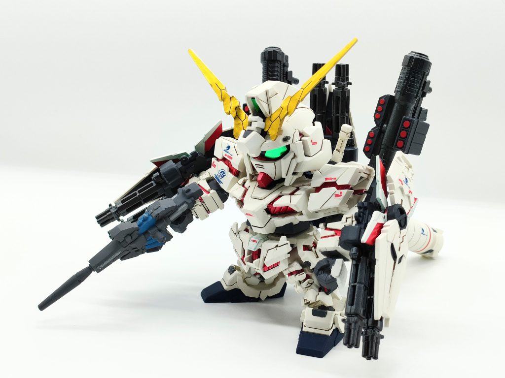 サイコフレームをグリーンからレッドに変更してみました。思った通りの色になってくれましたが、印象は変わったでしょうか?また、BB戦士とはいえ、このボリューム感は、たまりません。