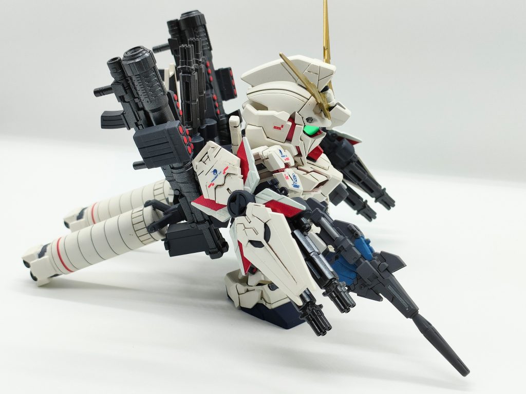 初のBB戦士製作でしたが、ユニコーンなので、パーツの分割も多く、塗るのには苦労しました。あと、素組み前提なのか、パーツ同士のクリアランスが厳しかったです。途中、こすれて塗装がはがれてしまった箇所も多数。。。orz