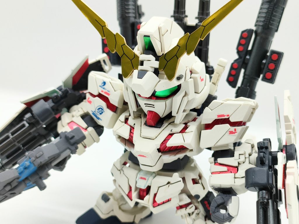 塗装レシピボディ…EX-ホワイト(G)+セルカラー(C)サイコフレーム … EX-シルバー(G)→GX クリアルージュ(C)ダークブルー…ティターンズブルー1+ティターンズブルー2(ともにC) 赤:サザビーレッド(C)グレー...メカサフ ヘヴィ(G)武器類… ガンメタル(T)表面処理…UVカットスーパースムースクリア(C)