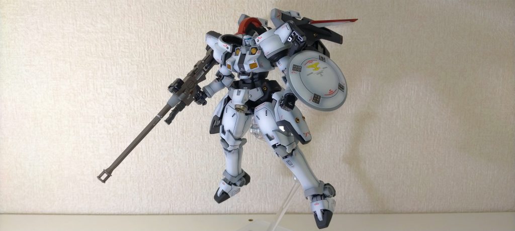 各丸モールドにはビーズやかしめ玉を埋め込みました。当初はメタルブラックのビーズ使用予定でしたが、地味だったのてゴールドに変更。丁度いい具合になったと思います。