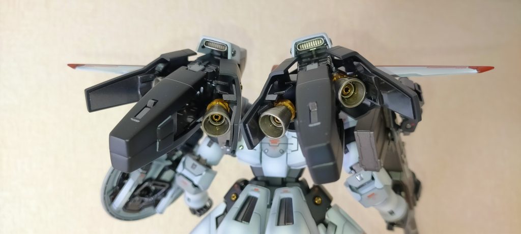 でかいバーニアで高機動。わかりやすくていいですよね。設定では片側2個ですが、RGだとオリジナルで片側3個に増えているみたいですね。