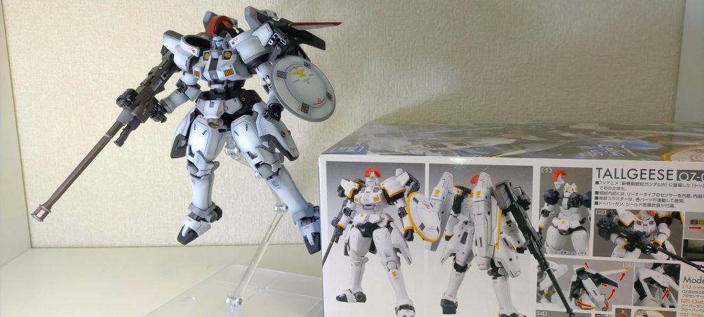 箱絵とカラー比較です。どっちが好みでしょうか?私は腹部周りが黒くなって引き締まった感じがするTV版が好きです。ただ、TV版の頭部のカラーはネットで調べても白かったり黒かったり様々なパターンがあってどっちか正解なんでしょう?私はマスキングが面倒くさかったのでパーツ分割ごと黒にしました。