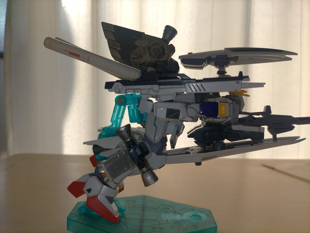 変形後。腰を捻ってシールドを2つ使っての簡易変形でプロペラタンクを付けれます。