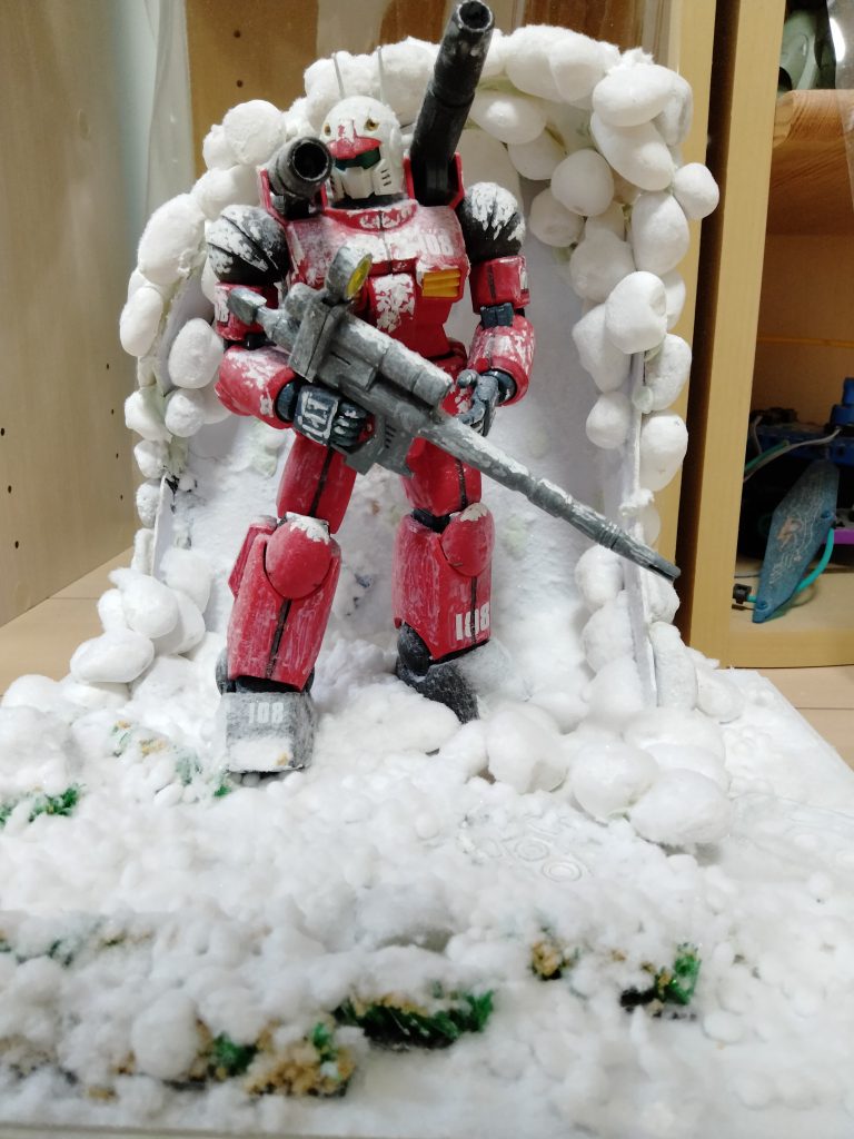 ジオラマ初挑戦でしたが、中々難しいですね(；・∀・)ガンキャノンは雪のよく当たる部分とそうでない所に注意して雪を降らせました