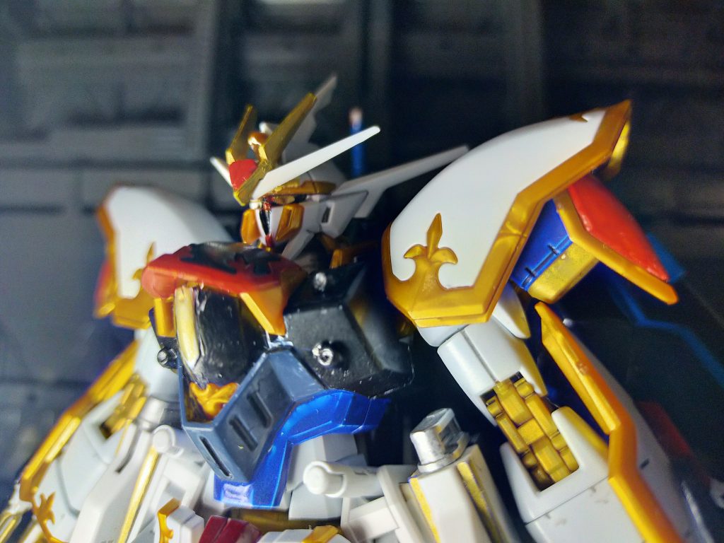 予告に使った写真。何故名前がカルラではなくガンダムなのか、それは名付け親がイングリットだからだ。閑話休題 オルフェ「もうファウンデーション出ていったし、もうカルラの名前じゃない方がいいか。」イングリット「じゃあ今から名前付けましょうか？」オルフェ「そうだな。だけどブッダ(目覚めた人)は何かやだし転輪聖王(チャクラヴァルティラージャン)とか名前長いし…」イングリット「あ、では『ガンダム』なんていかがでしょうか？」オルフェ「『ガンダム』？なんでだ？」イングリット「以前ラクスさん拘束時にフリーダムをキラに譲った時の事を彼女と話していたんです。確かストライクのOS見た時に頭文字が『ガンダム』に見えたって」オルフェ「ガンダム…強そうだな。じゃあそれでやるか。僕たちの方がキラ達より『ガンダム』を上手く使えるんだ！」かくして、CE世界で(アストレイのライゴウを除いた)初めての『ガンダム』タイプが誕生した…みたいな