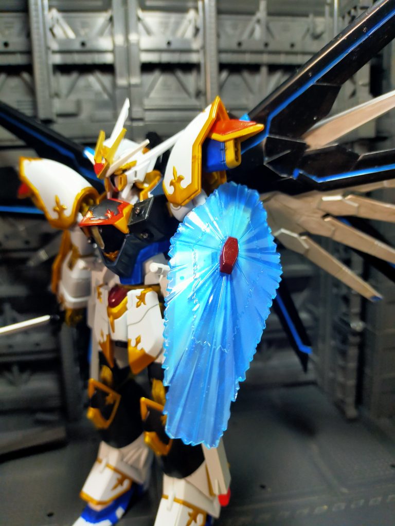 OTS-303 ビームシールド アムルタートこちらはマイフリのビームシールドをこの機体にも取り付けられるように小改造した。また、自由に取り付けられるように裏側に小さい穴を開けて針を押し出すようにしている。