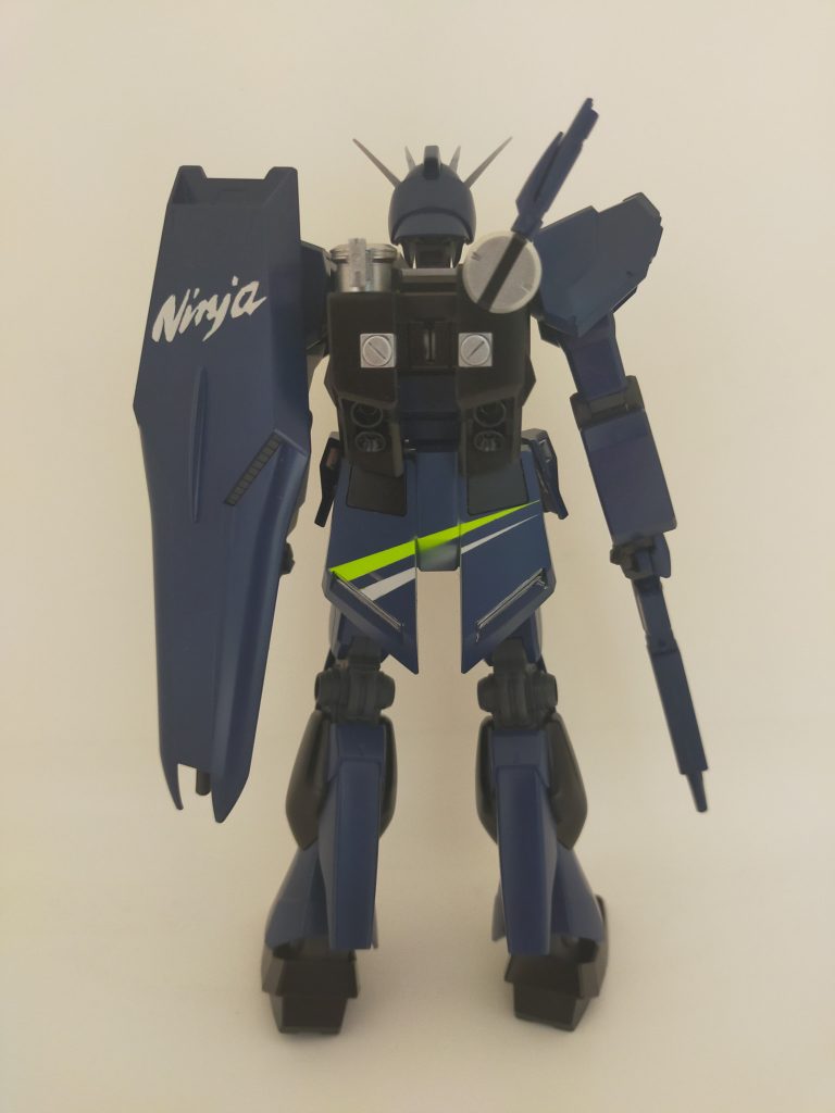 後ろ姿です。ちなみにシールドのNinjaのロゴはマスキングテープにフリーハンドで描いたあと、切り抜いて塗装しました。