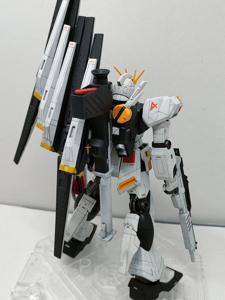 バックショットかっこよ!!お気に入りの写真でございます。塗装レシピは水生ホビーカラーを仕様しました。最後に写真載っけてます。黄色は少し赤を足して少しオレンジに近づけました。黒パーツは、ミッドナイトブルーに家にあった水生の絵の具の水色?を少し足しましたが良い感じになりましたw昔のHGはパーツの色分け大変ですね🤣