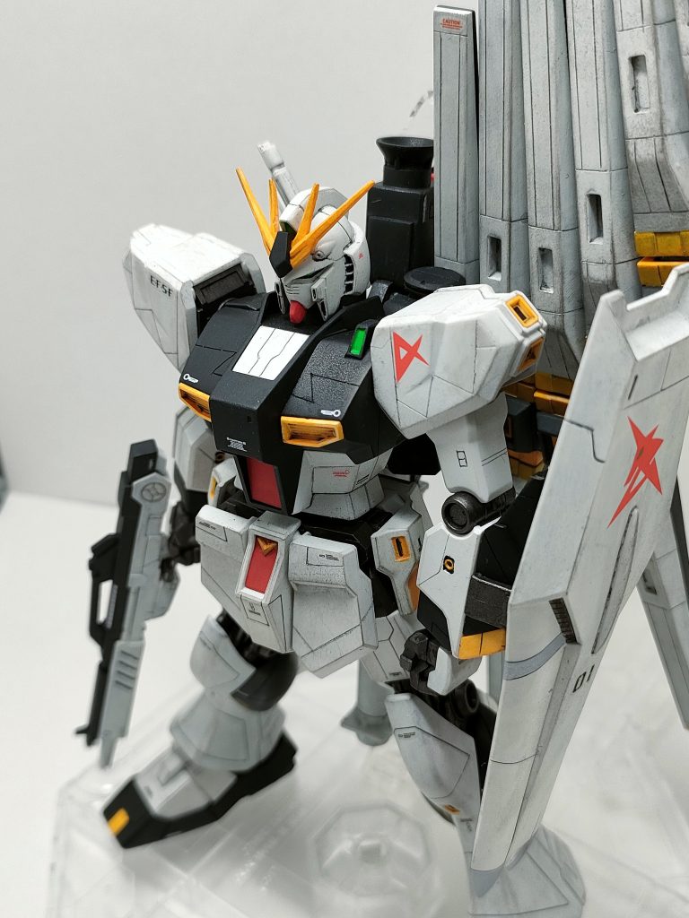 作業工程です。スジ彫りはすべて0.15ミリサイズのスジ彫りカーバイトなる物で作成しました。金銭的や、時間的にも他のサイズに手が出なかったです。スジ彫り難しいですね〜😅ファンネルは六本もあるから、他の機体で挑戦すればよかったと後悔🤣でもかなり精神的に鍛えられましたぞ!!技量がないので直線的なデザインになる事が多く…肩アーマーは思いっきり失敗した感じです😂