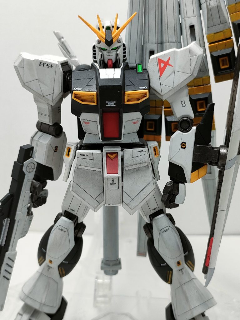 サフをちゃんと吹くのも初めてで…まぁ説明すると長くなるので、はしおります。黒サフからの黄色は発色悪いんですね〜🥲友人のいった通りだ。足のパーツのとこの黄色は発色悪く諦めてシールを使ってます😅でもかなり勉強になりました〜!!白、黒、グレーと使い分けて面倒くさい事になりましたが…面倒くさがりの自分は、グレーで統一するのが、良さそうですなw