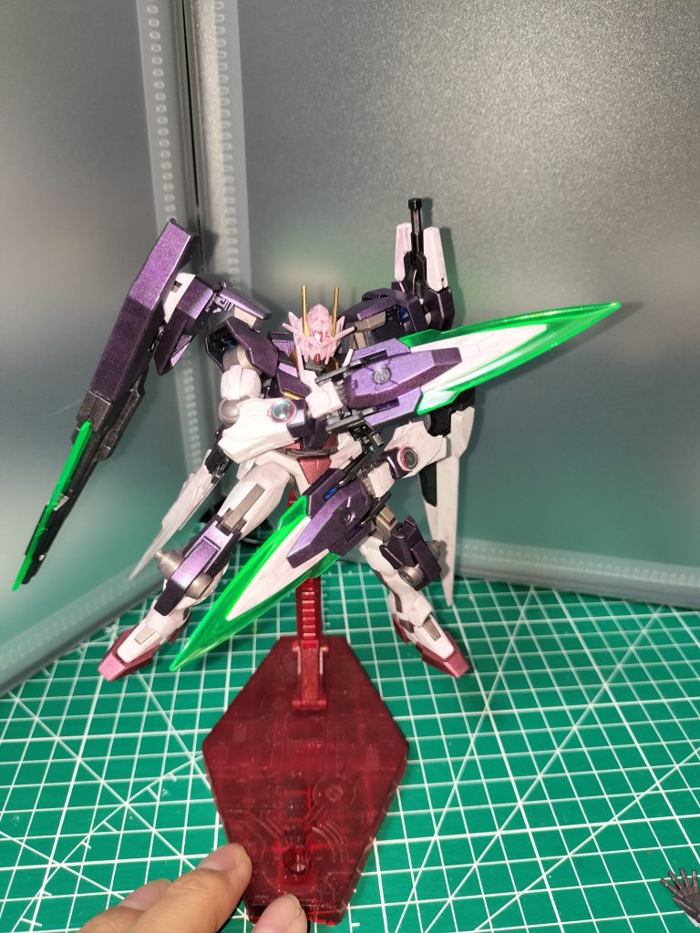 説明書にあったダガーを交差するポーズ。顔の赤みが目立つなー