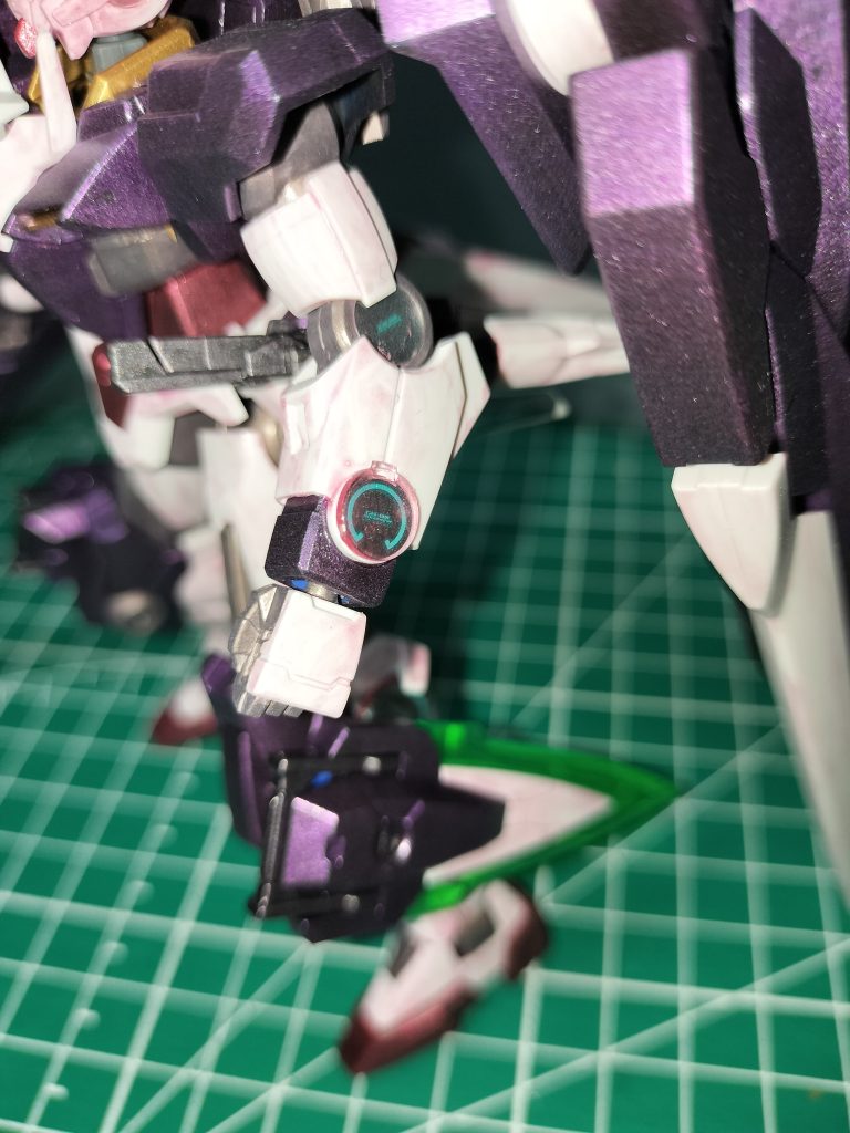 クリアパーツも本体の白い所と同じようにうっすら塗ってます。