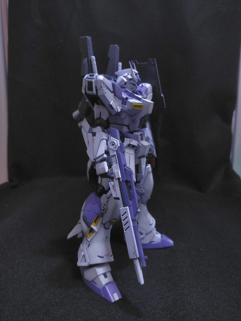 久々に全塗装しきりたいなと思って出してきたのがHi-νガンダム。アレンジより先にマイスター関田さんの塗装方法に憧れ動画を踏襲する形に決めました。白は上手く重厚感のある感じに仕上がりましたが紫の部分はあまりグラデ感出ず。また、完成して気付いたのですがスジボリや段差掘り直しなどをしないとこのキットスミ入れ箇所がほぼないんですね。ちょっとのっぺりした感じになってしまいました。