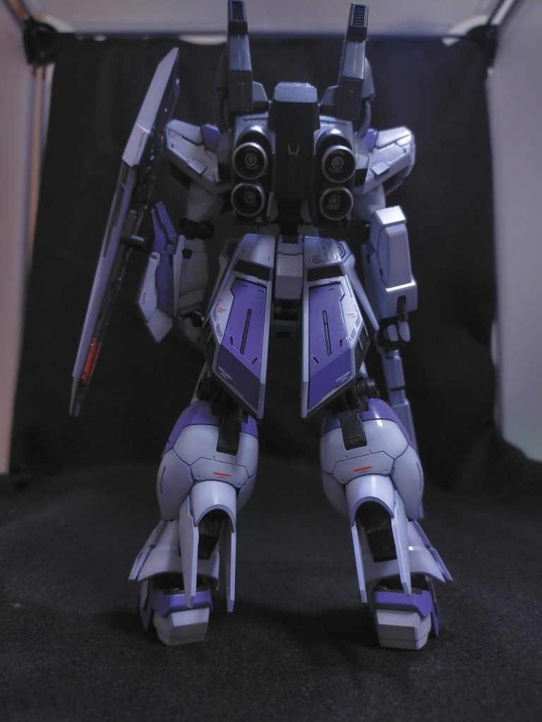 肝心のアレンジポイントですが、大きく3点。①バックパックをシンプルなものにする。仮組み時点で思ったのが、ファンネルでかくね？です。嫌いって程じゃないですが思い切って変更することで工夫してみました感を演出。いい感じのバックパックはないかと探し始めました。バックパックの為だけにキットを買うのは経済的でないので、自作も考えていましたが手元のRGガンダムMkｰIIが目に入ったので付けてみるとちっちゃいけどこれはアリなのでは？と。結局メ○カリでMG版を購入し接続軸をプラ板で作って合わせました。大きな改造はこれだけですが、オンリーワンを感じられます。（ファンネルも塗装しようと思いましたが、あまりの数に辟易して断念してしまった訳では無いです。決して。）楽にそれなりの物ができるのはやはりバンダイさんのおかげだと思います。また、これに変更したことでディスプレイはかなりしやすくなりました。これも狭い部屋を考えると良い決断だった。実はシールドの接続棒も自作しました。シールドを真横にするのに腕が真横になっちゃうのだとちょっとダサい気がしたので、斜めにして表情を付けられるようにしました。