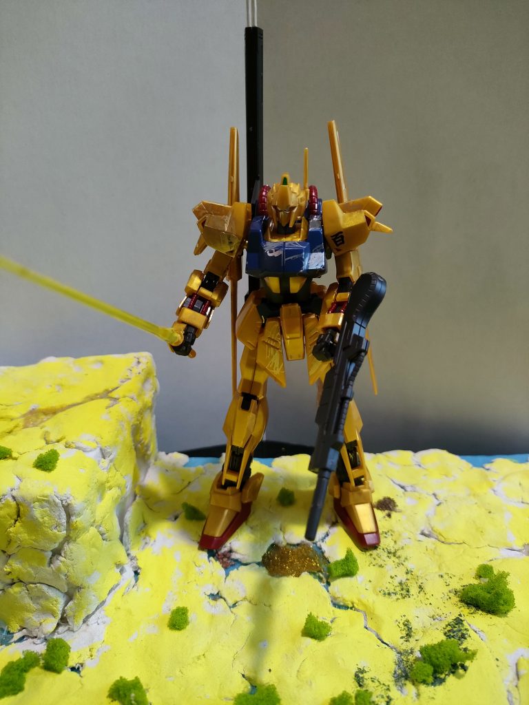 ガンダムマーカーのイエローゴールドで塗りたくってます