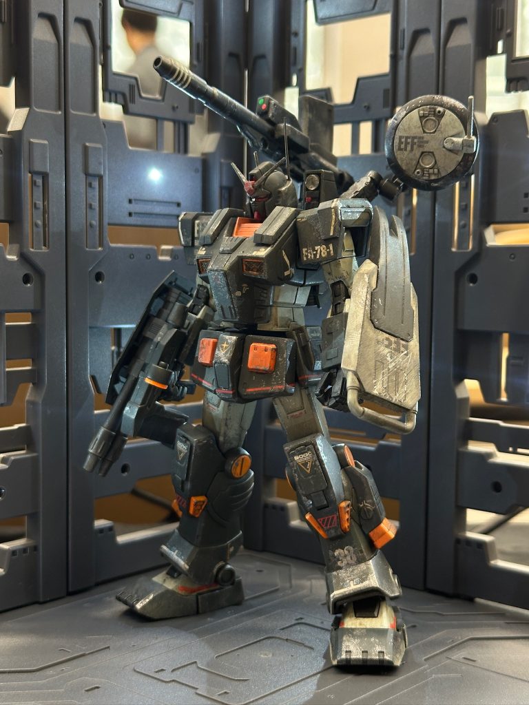 全体に汚しを施して仕上げてみました。シールドは、HG陸戦型ガンダムから拝借し、左腕にマウントしてみました。