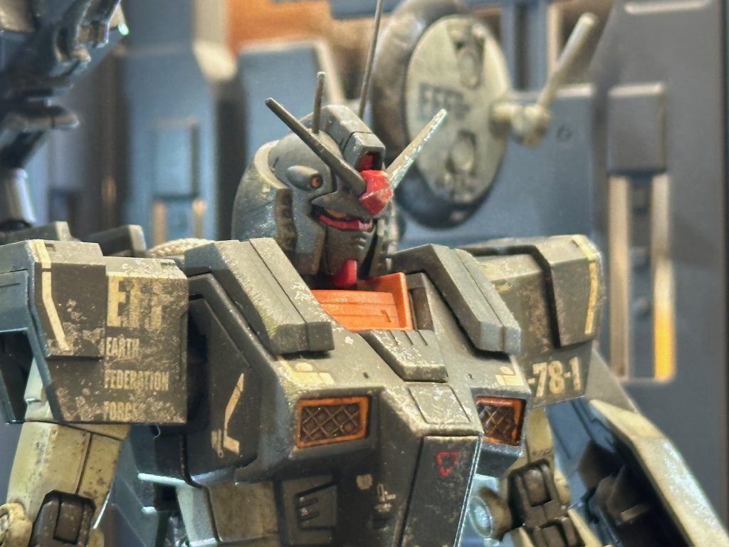 頭部は、V字アンテナに加え、ロッドアンテナを2本仕込んでみました。