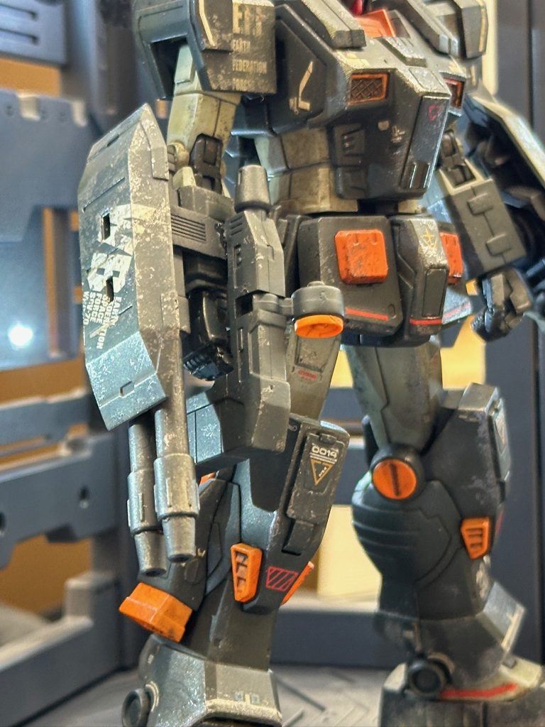 2連装ビームライフルは、ブルーディスティニー3号機のものを拝借しました。キット付属のものより一回り大きかったため、存在感をぐっと高めてみました。