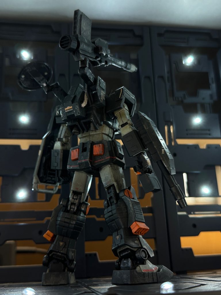 バックパックは、外付けでダブルオースカイHWSの物を流用。両サイドに3ミリ穴があるので、メッシュパイプを通してみました。