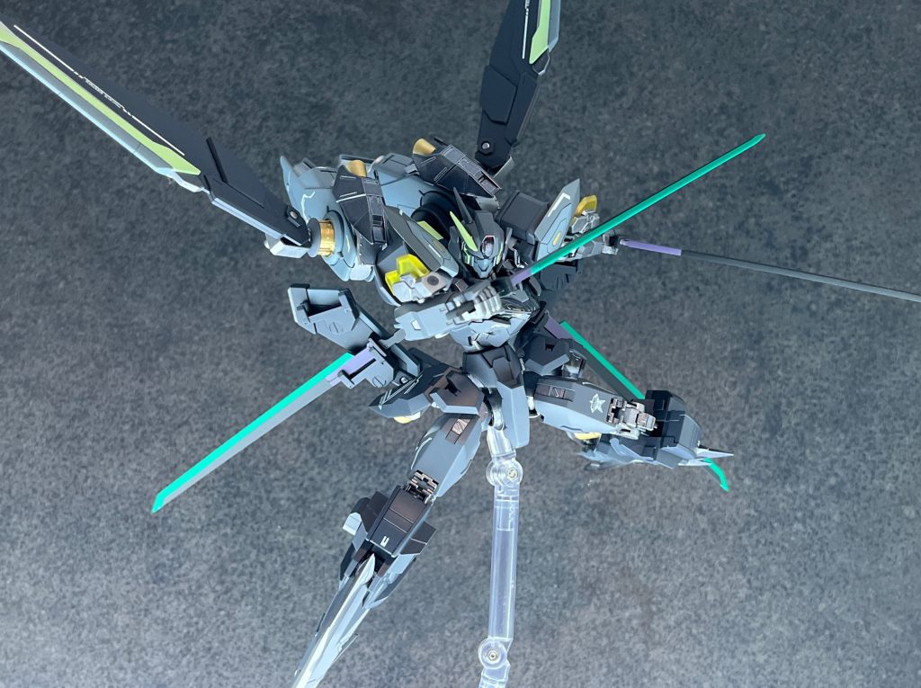 もちろん手に持って戦うこともできます。フライトユニットのウイング部分もブレードになっており、コチラも近接戦闘時の回転攻撃に使えますね(zaku-kao8)