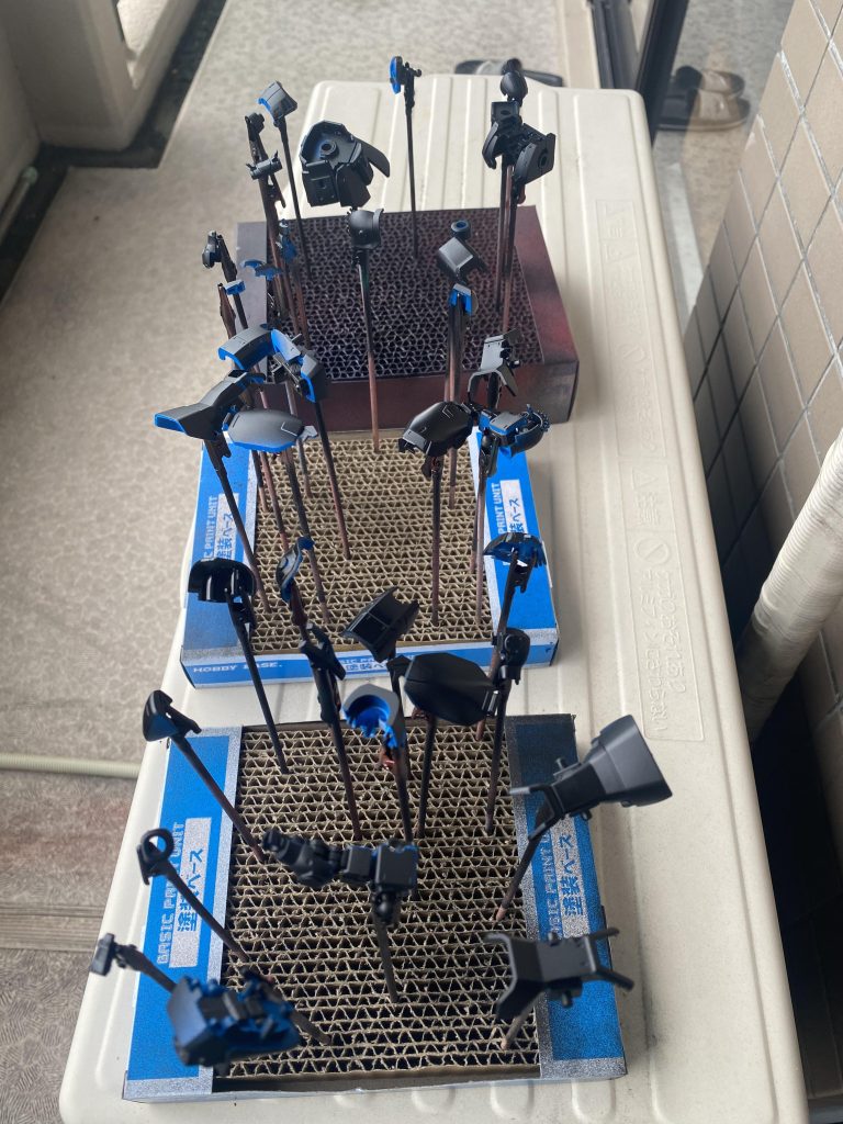 全部バラして黒サフで下地を作りました。メタリックが映えます。