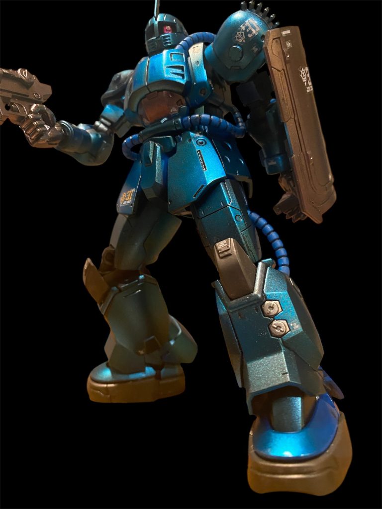 見上げる構図。モノアイは百均のキラキラシールです。