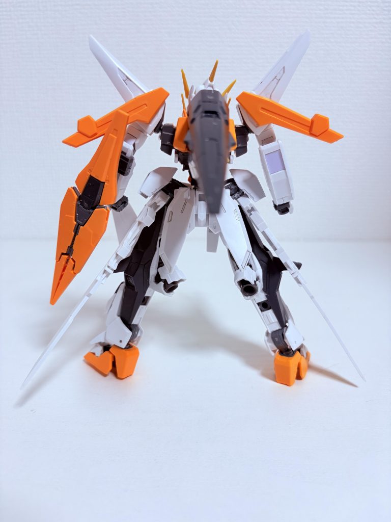 外面はキュリオス、中身はバルバトスを意識し、足の可動域を広げました。腰にはバルバトスベースにキュリオスのパーツぺたぺた。太ももにはブースターをつけました。ただやっぱり、設置感は凄い不安定です。ブンドドのためにも足は改修が必要ですね……