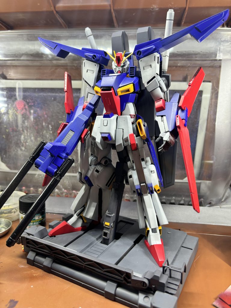 旧キット1/100 をベースにジャンク品から関節の移植や強化型になるとウイングシールド、肩バインダー、バックパック等は大型化しているためスクラッチになり苦労しました。