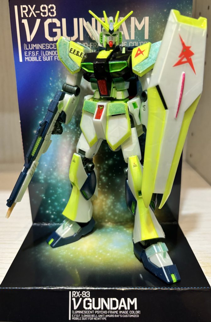ブラックライトを照らさない状態。ガンダムマーカーのホロ系のペンで塗装しました。付属のディスプレイシートはもう少し大きさが欲しかったなと思いました。