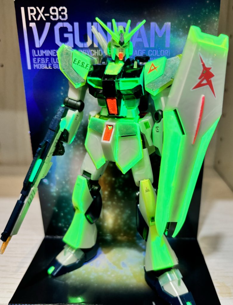 明るい部屋での発光。結構光ります。