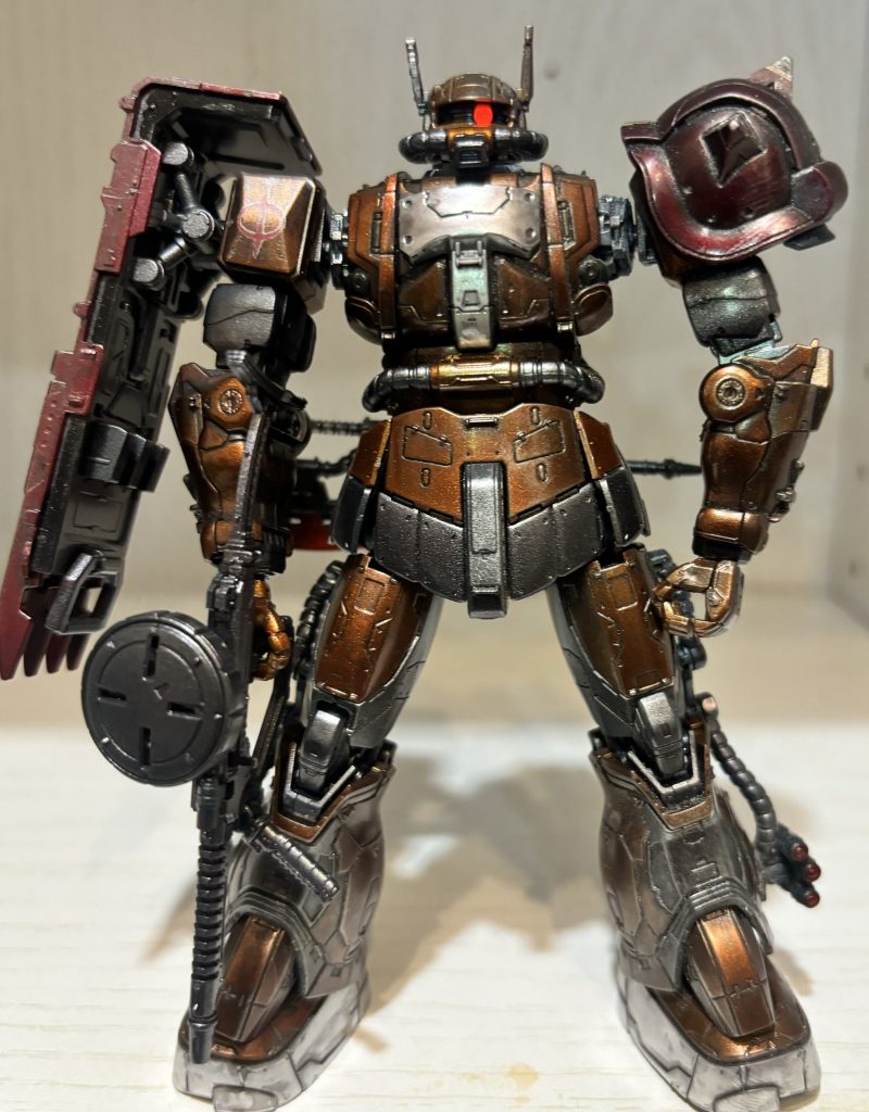 作中の兵器感を出したくてメタリックな色味にしてみました。ガンメタルの上からメタリックオレンジを吹き、リアルタッチマーカーで仕上げています。