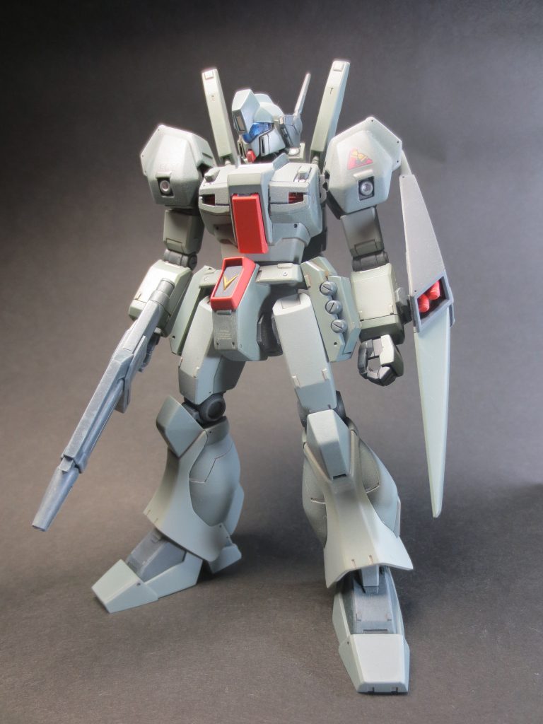 赤の胸ダクトはフィン状の別パーツにして内側から差し込んでいます。