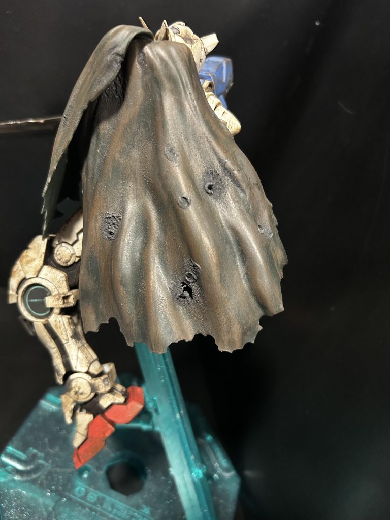 マントの穴の周りのコゲは、グラインダーで鉄切った時に出る火花を使ったらいい感じになったんで全身にやったりました。