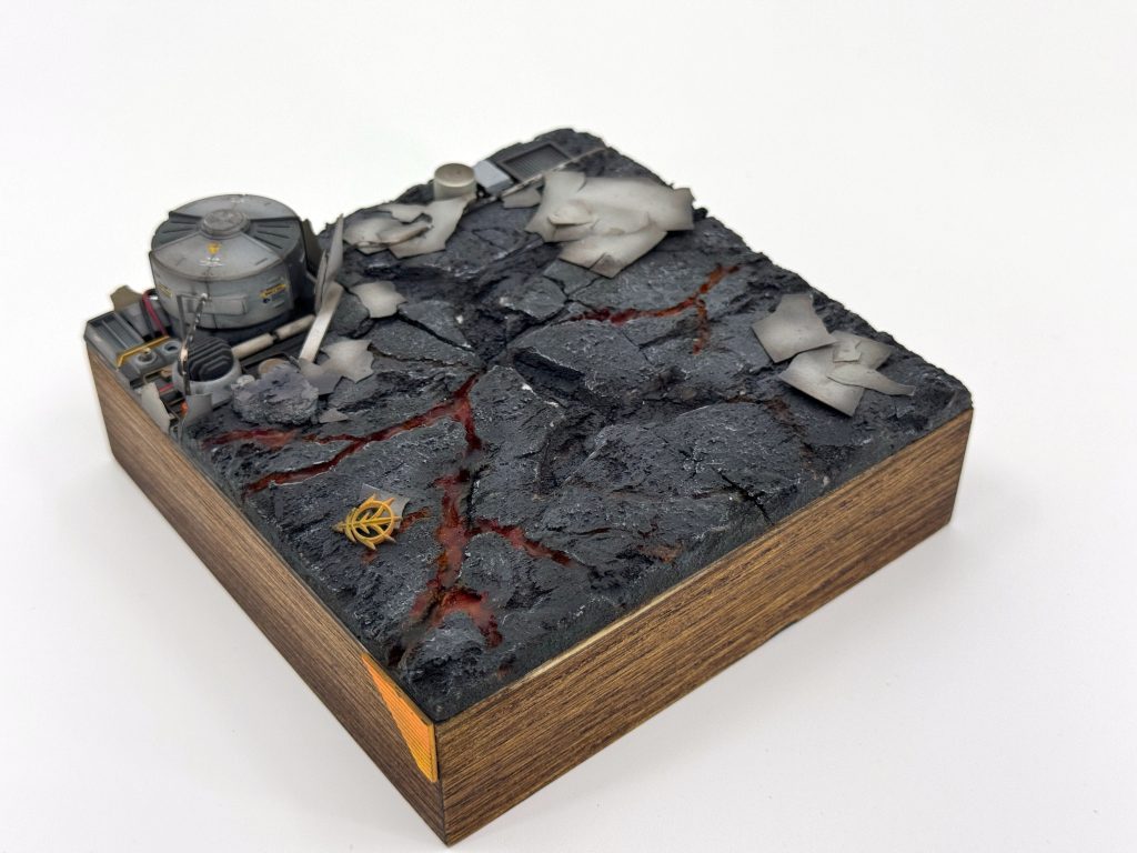 月面ベースのような地面に自重でビグザムの足型がくっきりと。