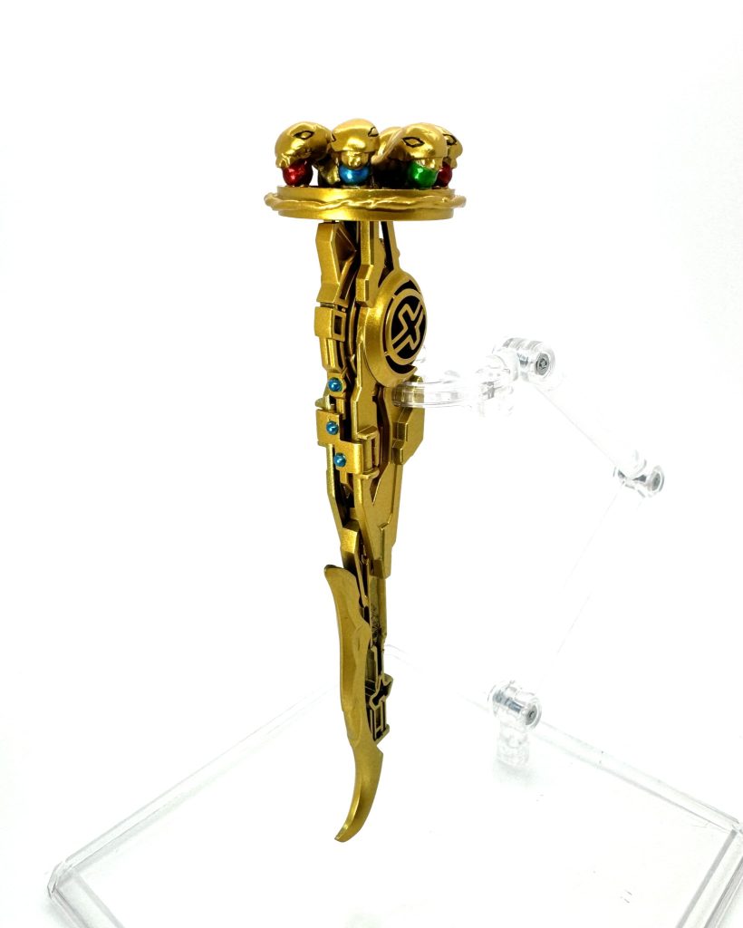 アインズといえばスタッフ・オブ・アインズ・ウール・ゴウンですね。上部の7匹の蛇はパテで作りました。