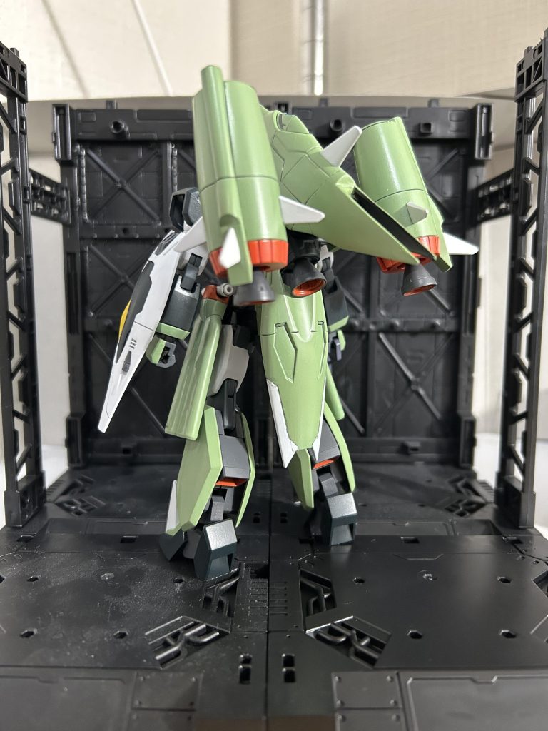 リアビューMA時の頭部になる背面カバーはプラ板とパテで大型化兵装ポッド含め、接続方式を変更してパワードアームズパワーダーを使用してます