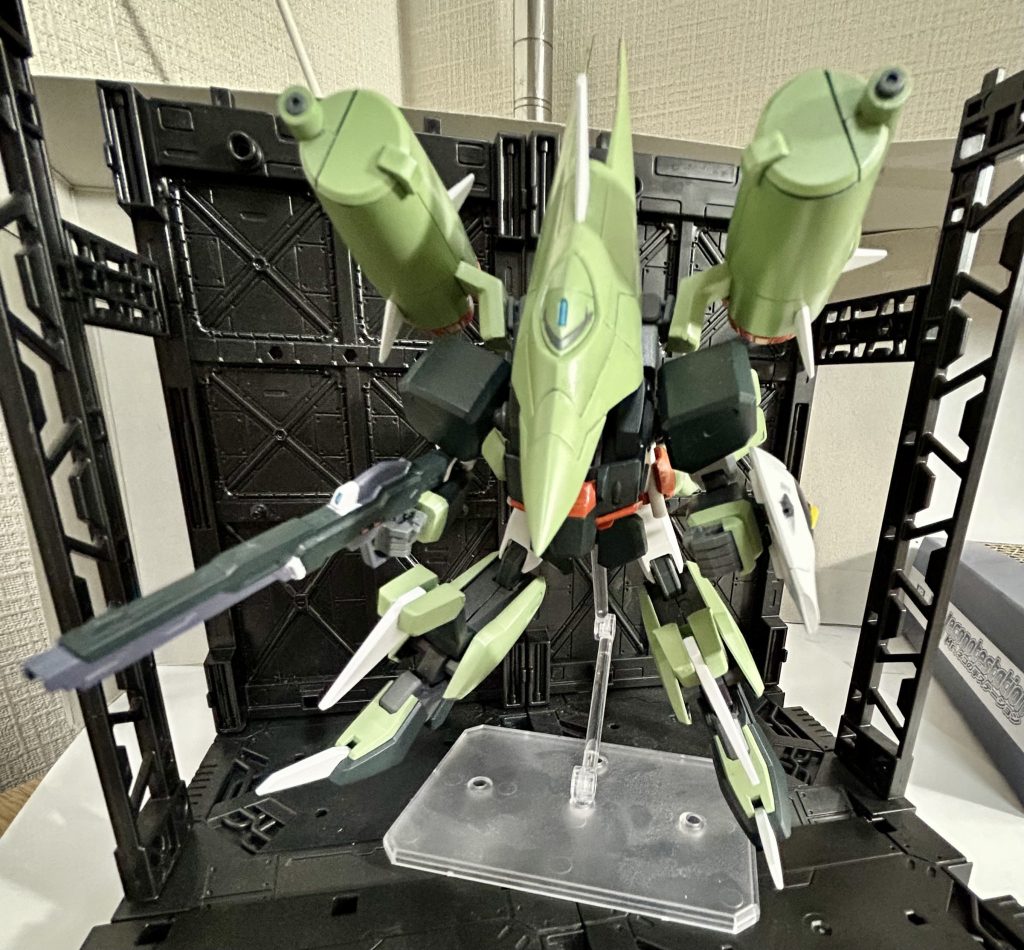 MA形態頭部は取り外し大型化のハッタリと、関節移植で腕パーツが縮んだのが効果的かなと個人的には満足