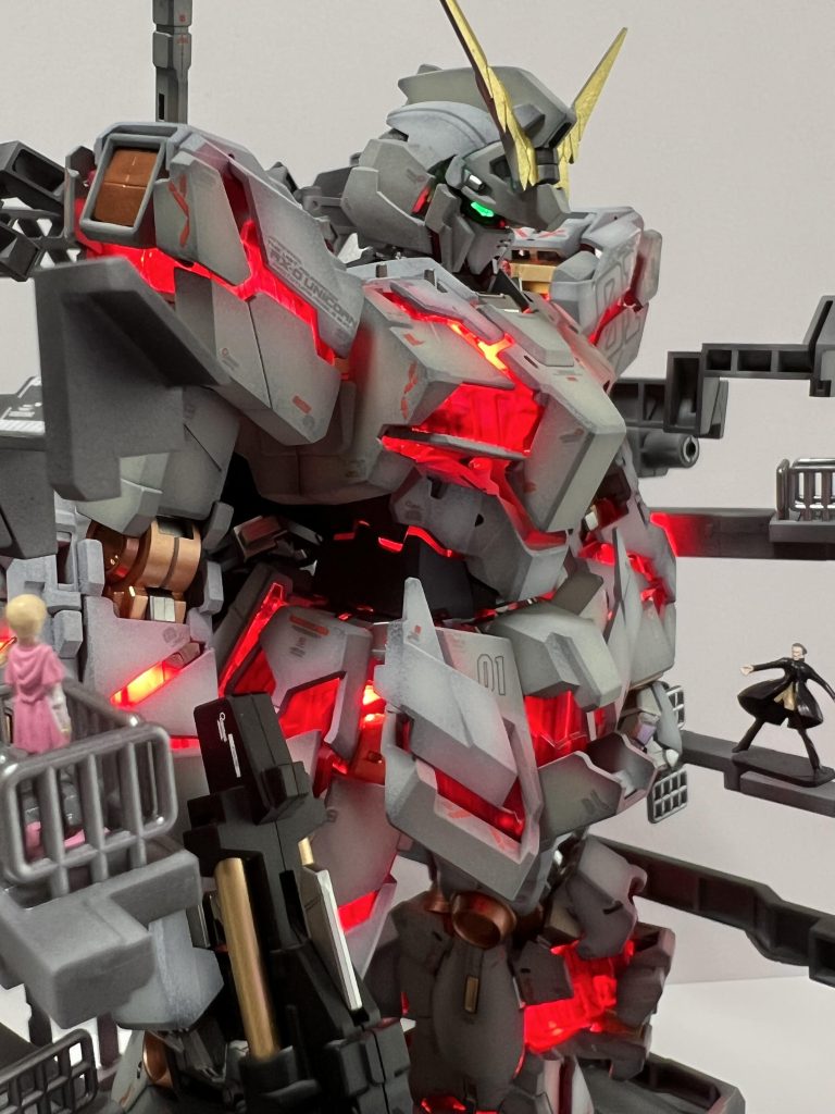 MGEXユニコーンは元々、サイコフレーム部分が全てクリアパーツとなっておりますが、発光させなくても良い。発光させても良い。の実現を目指し、光が透過するギリギリの加減で塗装しております。