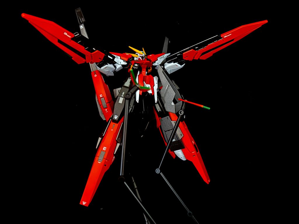 塗装が剥がれるのが怖いのでポーズは固定している為、飛行形態へは変形させていません。
