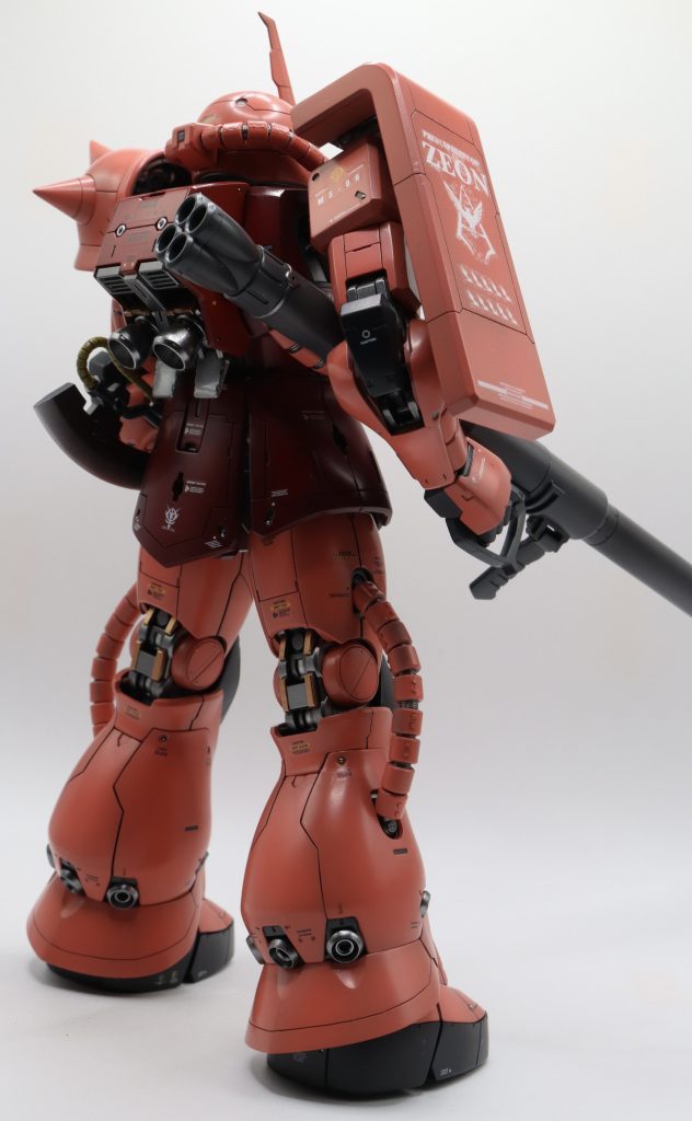 ザク特有のパイプに苦しめられました・・・。こういうパイプのあるザクは、もう作らないかも。