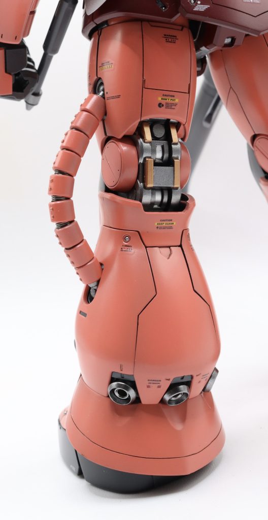 ふくらはぎは、合わせ目が気になったため、3枚開き?に改良しています。(若干サザビー感あり?)