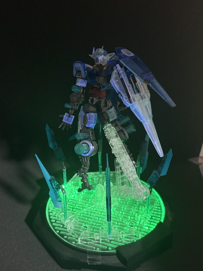 後ろから突き出たGNコンデンサーは設定を再現するためにプラパイプで製作いたしました。