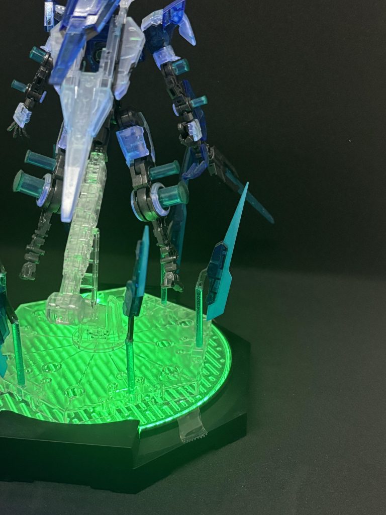 GNソードとソードビットの刃は蛍光ブルーグリーンで塗装いたしました。