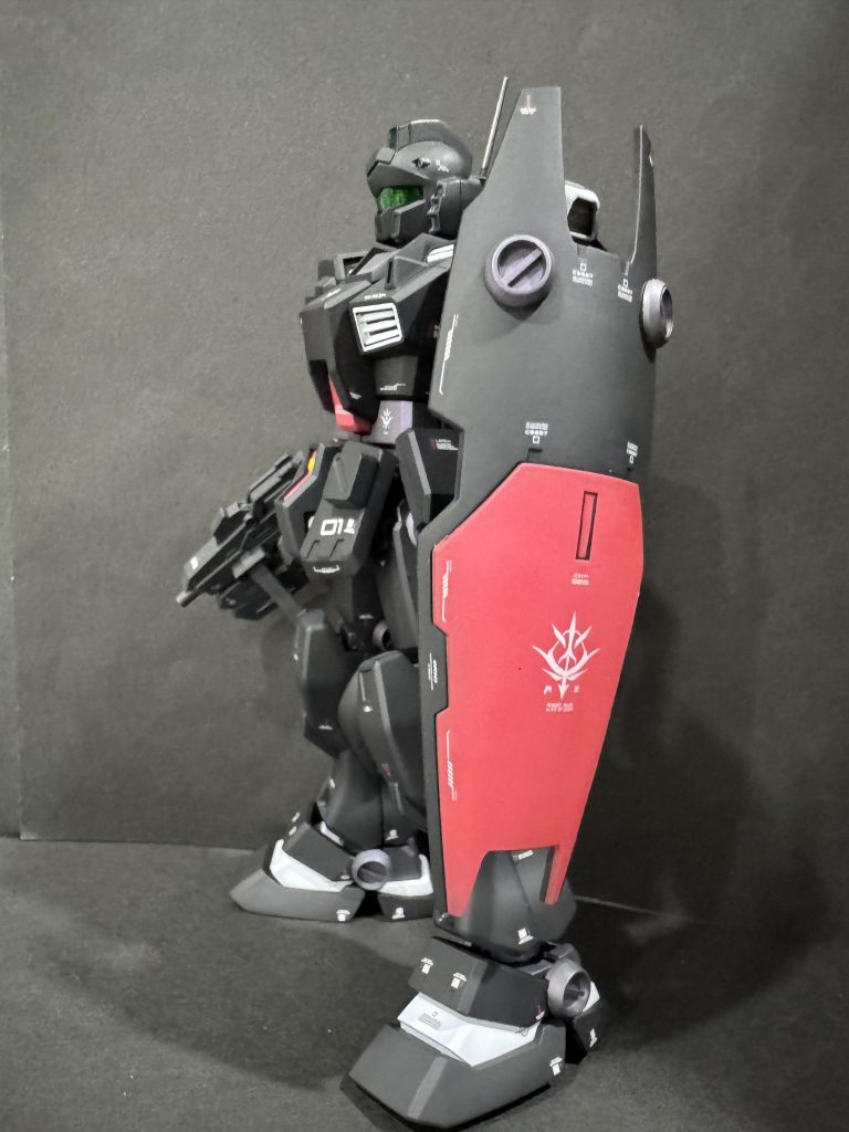 ジムも黒くすると強そうです。塗装は黒:ジャーマングレー(G)白:セミグロスホワイト(G)赤:シャインレッド(C)+白少々の上にパール塗料のパープル(C)フレーム:スターブライトアイアンの上にパール塗料のパープル(C)見た動画では指先がなんでか赤かったので、エナメル赤で塗っております。