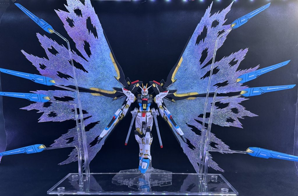 エフェクトパーツが手に入らないのなら自作してしまえってことで光の翼を透明プラ板から切り出して加工しました。光の翼もスーパードラグーンも接続用のハードポイントがなかったので磁石付けたりプラ棒埋めて3mm穴開けたりと色々と付け足しました