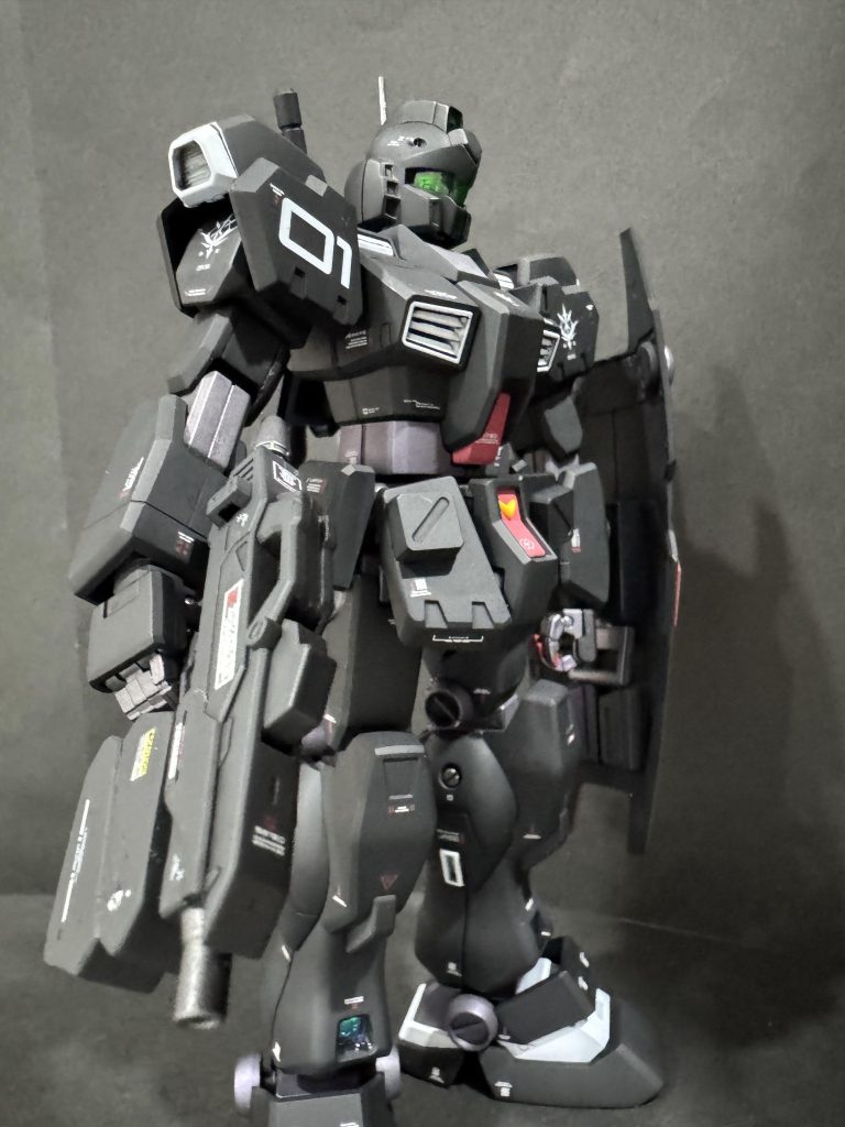 腕の合わせ目が消えてなかったり、塗り分け間違えたり、プライベートが忙しかったりでなかなか進まずでした。色替えだけでもだいぶ雰囲気変わりましたが、試作ビームライフルも無事出来上がり満足できました。ご観覧ありがとうございました😊