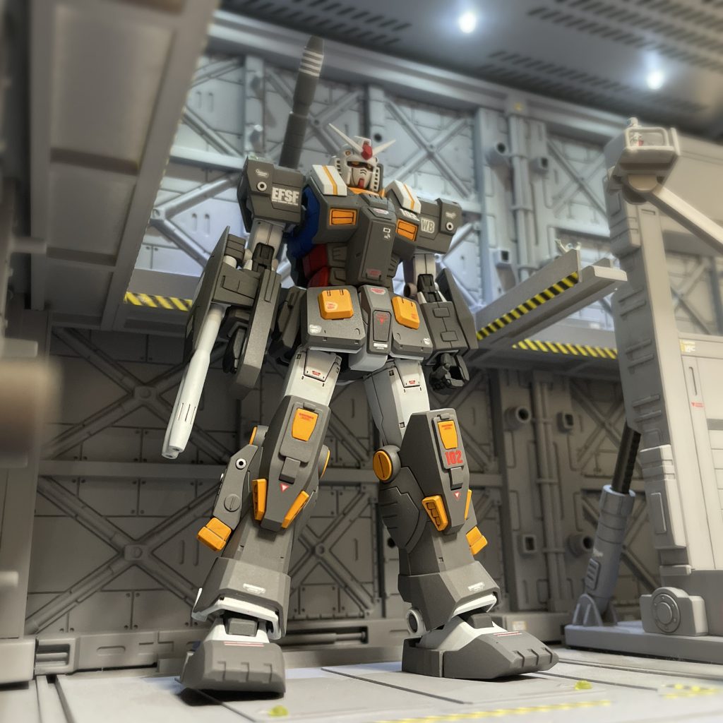 低い位置から煽りで