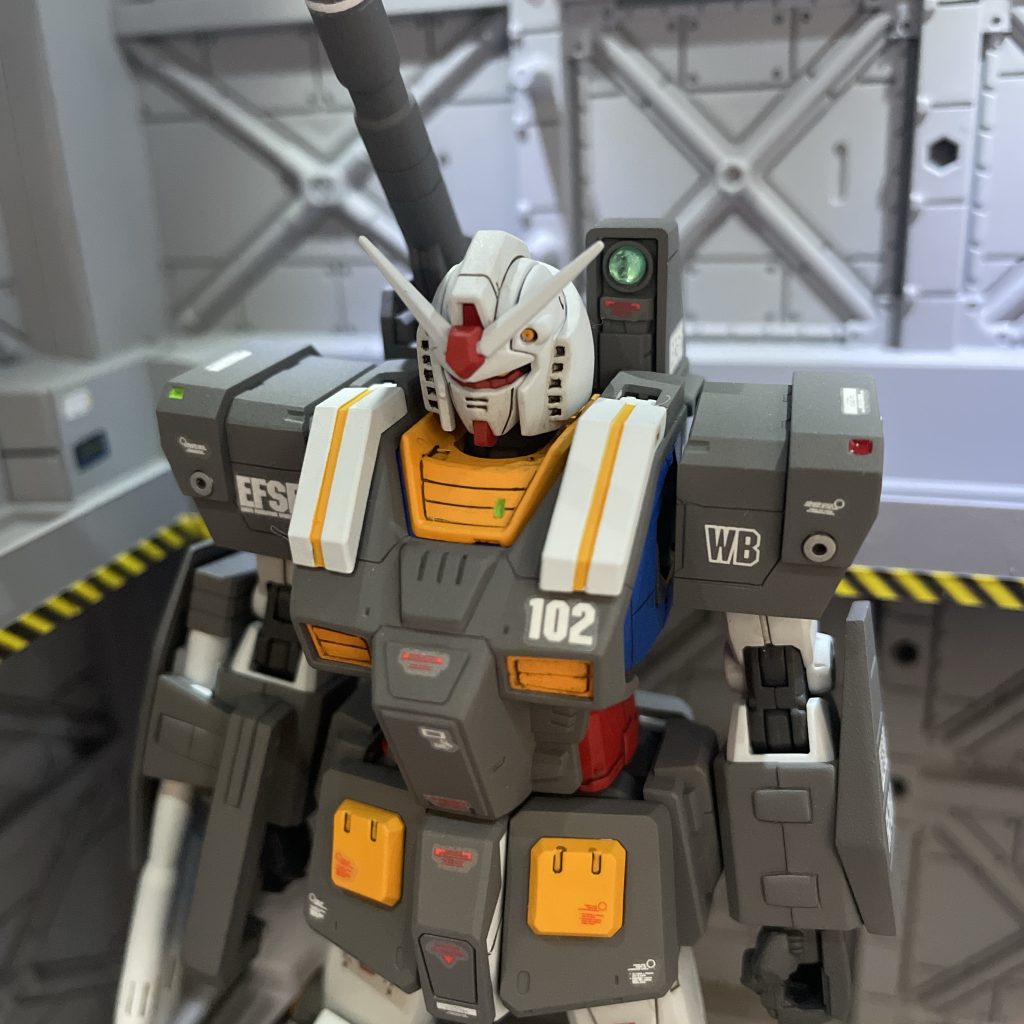 バストアップショルダーアーマーには、最近お気に入りの航空灯カラーを入れています。胸部ダクトはキットではメッシュ形状だったのですが気に入らなかったのでプラ板で加工して装着しました。バックパック上部センサーはセリアのジュエリーシールの表面を磨いて滑らかにして貼り付けました。