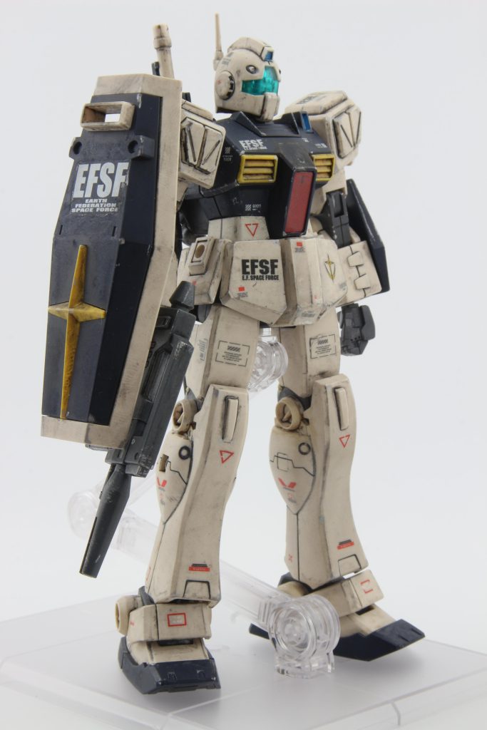 シールドは余剰パーツなんですかね。左手には装着できないタイプですが、作った記念に装着