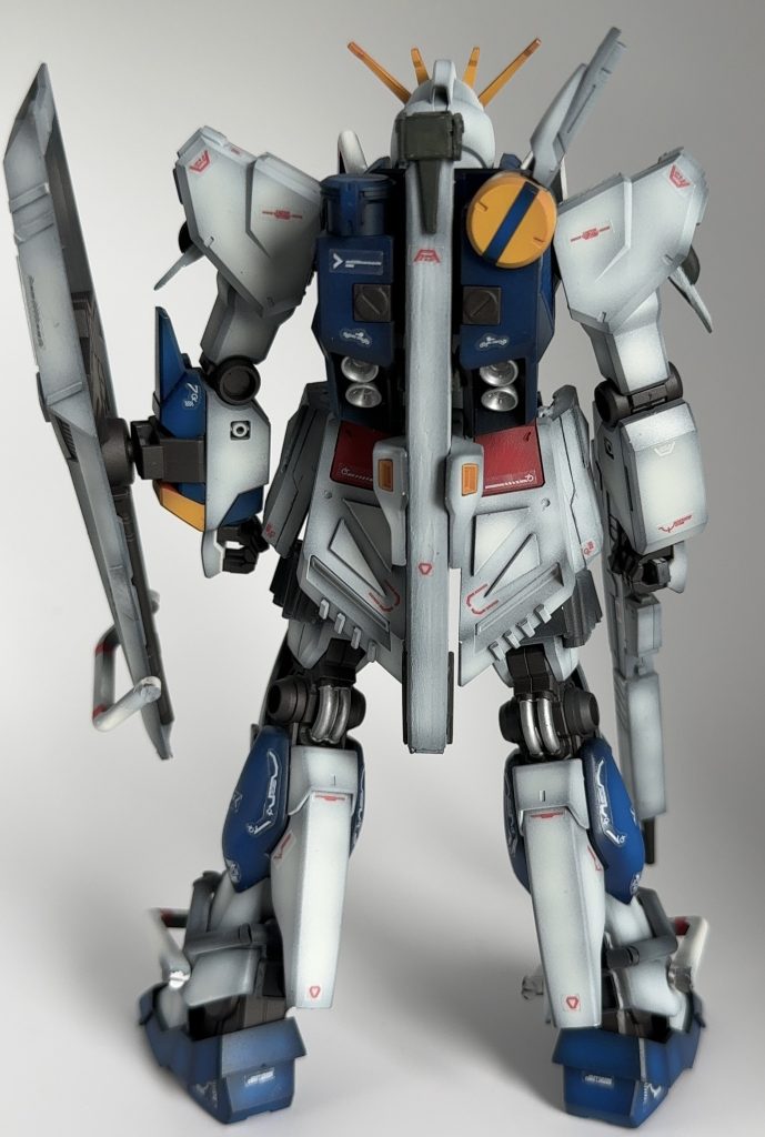 背中にビームランチャー用バレルを背負っています。